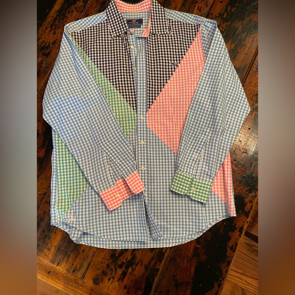 Men’s vineyard vine button down shirt